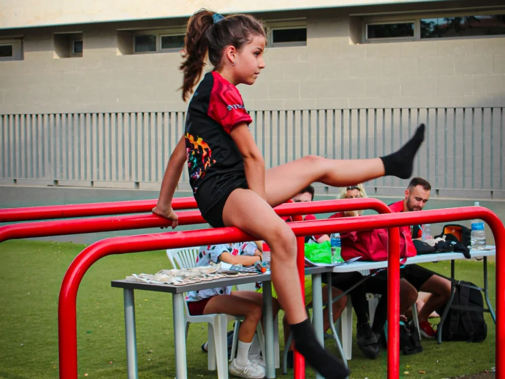 Lola haciendo flow en barras paralelas