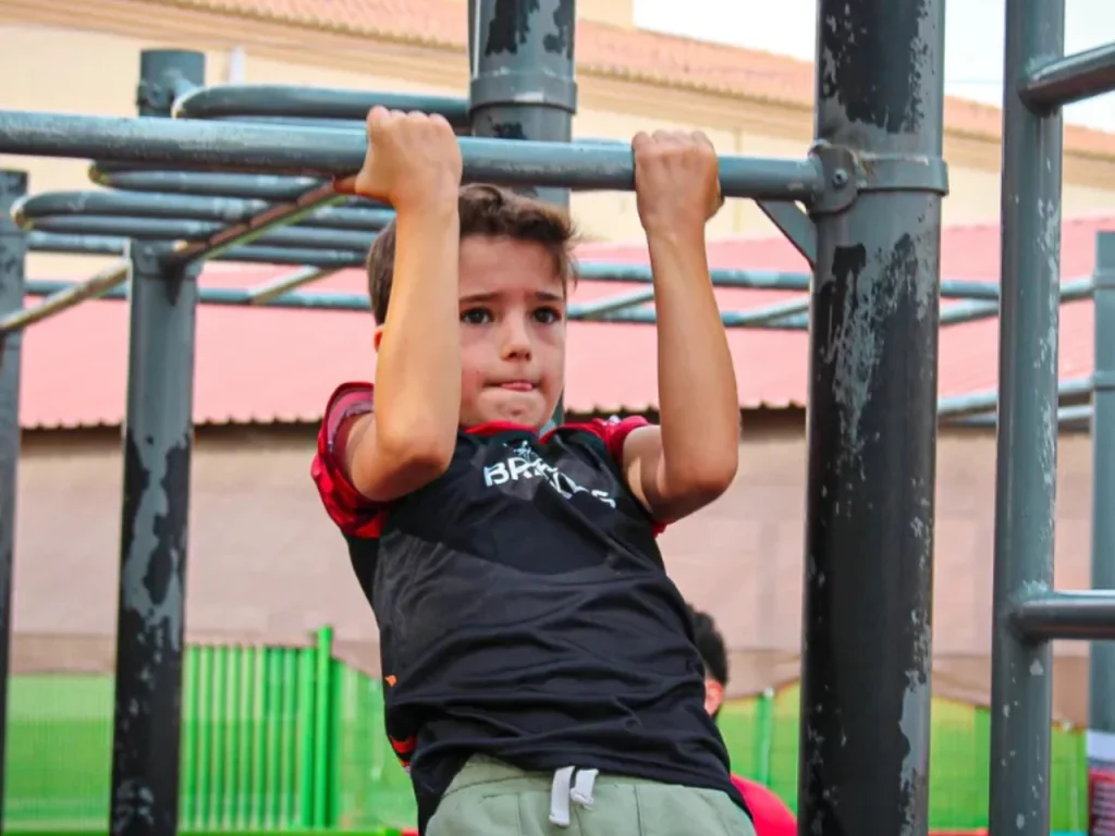 Marcos entrenando en el parque