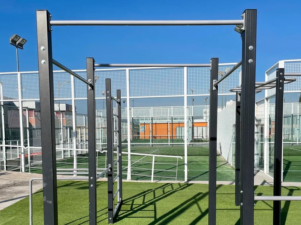 Parque de Calistenia en el Polideportivo de Las Gabias - Estructura con Barras para Dominadas