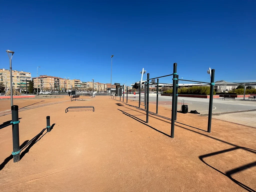 Vista general de un parque de calistenia al aire libre